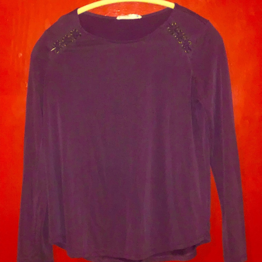 Long sleeve tshirt, decal on shoulders